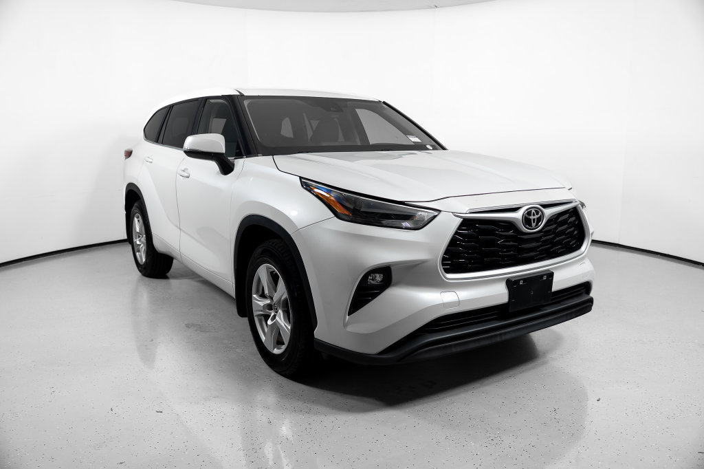 Used 2023 Toyota Highlander LE FWD image 2