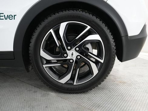 Used 2023 Chevrolet Bolt LT w/ Infotainment Package FWD image 9