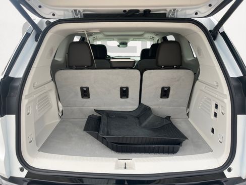 Used 2025 GMC Acadia Denali w/ Super Cruise Package FWD image 5
