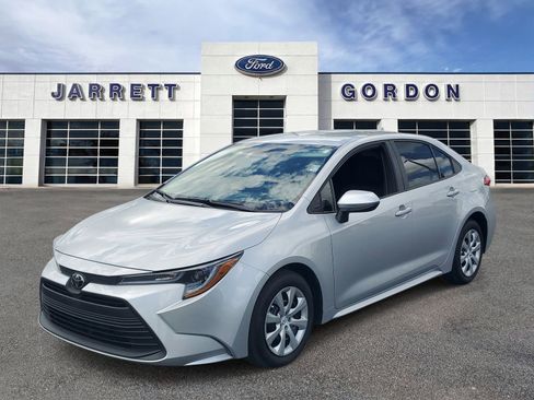 Used 2025 Toyota Corolla LE FWD image 2