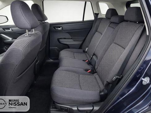 Used 2025 Toyota Highlander LE image 11