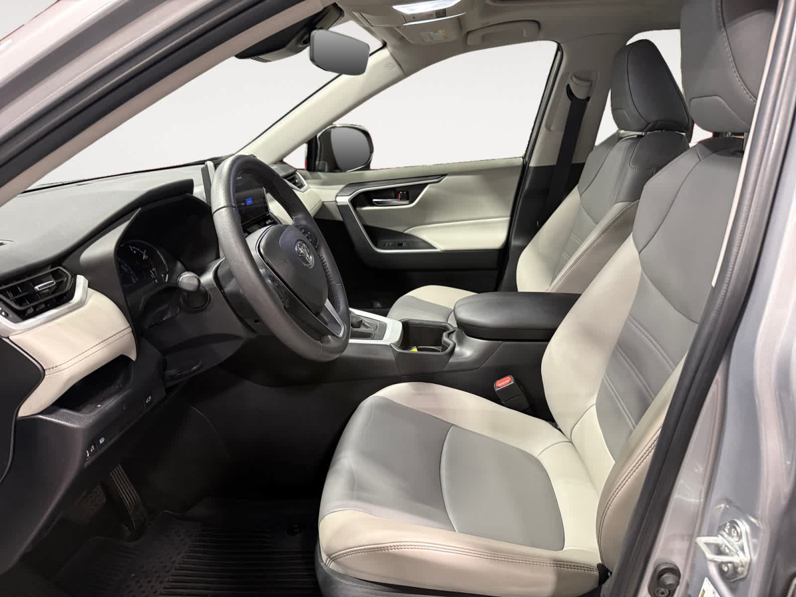 Used 2023 Toyota RAV4 XLE Premium FWD image 10