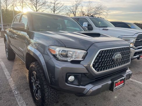 Used 2018 Toyota Tacoma TRD Sport w/ Technology Package image 3