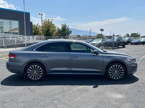 Used 2022 Volkswagen Passat 2.0T FWD image 2