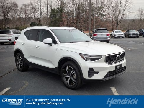 Used 2025 Volvo XC40 B5 Core image 1