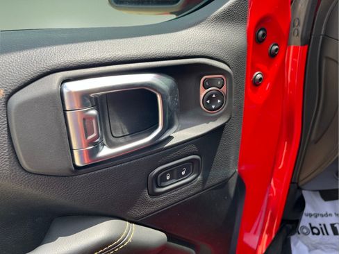Used 2025 Jeep Wrangler Unlimited Sahara AWD/4WD image 10