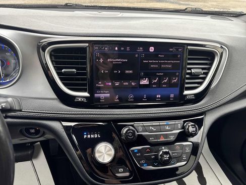 Used 2021 Chrysler Pacifica Touring-L w/ Uconnect Theater Family Group FWD image 17