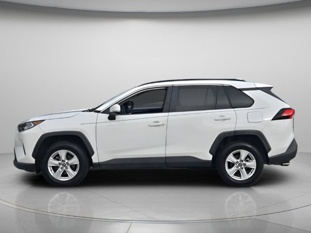Used 2021 Toyota RAV4 XLE w/ Convenience Package FWD image 3