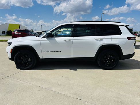 Used 2023 Jeep Grand Cherokee L Limited w/ Black Appearance Package AWD/4WD image 40