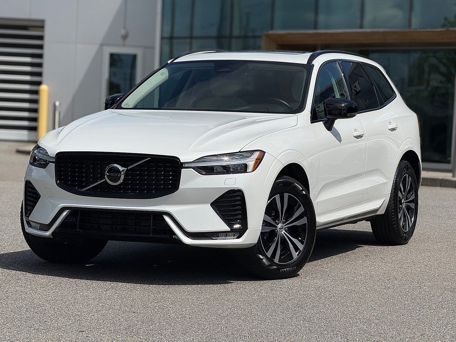 Certified 2025 Volvo XC60 B5 Core AWD/4WD image 1
