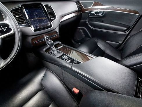 Used 2016 Volvo XC90 T6 Momentum w/ Momentum Plus Package image 9