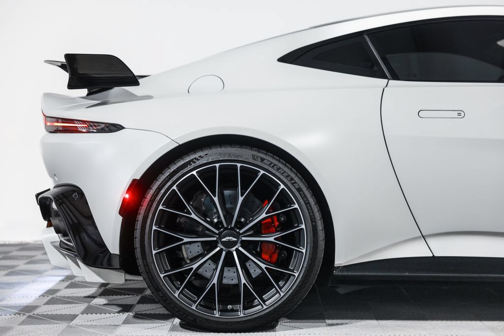 Used 2023 Aston Martin V8 Vantage Coupe RWD image 2