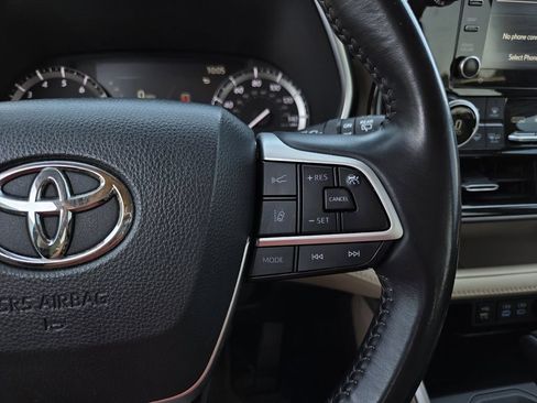 Used 2022 Toyota Highlander XLE FWD image 24
