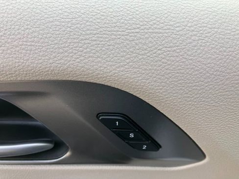 Used 2024 Chrysler Pacifica Touring-L image 11