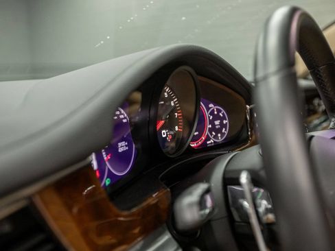 Used 2023 Porsche Panamera image 18