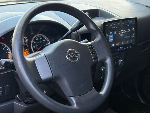 Used 2010 Nissan Titan SE image 11