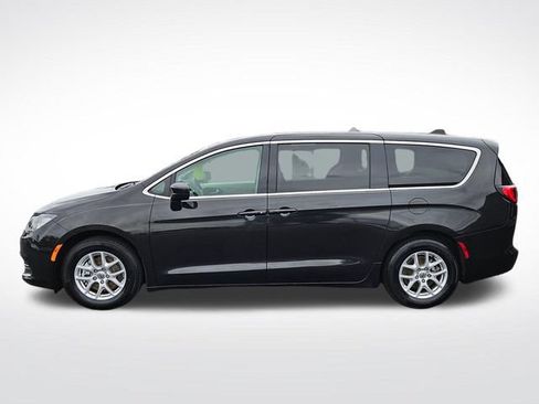 Used 2022 Chrysler Voyager LX FWD image 2