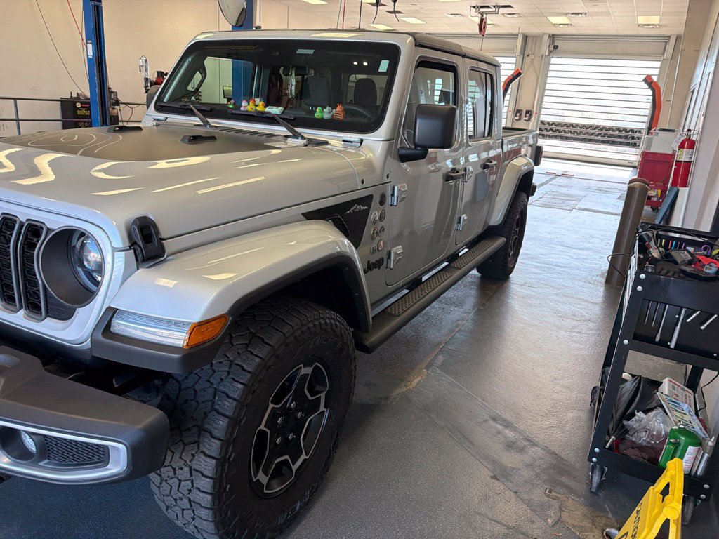 Used 2024 Jeep Gladiator Sport AWD/4WD image 5