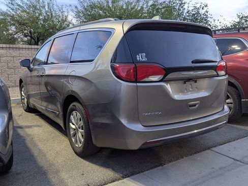 Used 2017 Chrysler Pacifica Touring-L image 6
