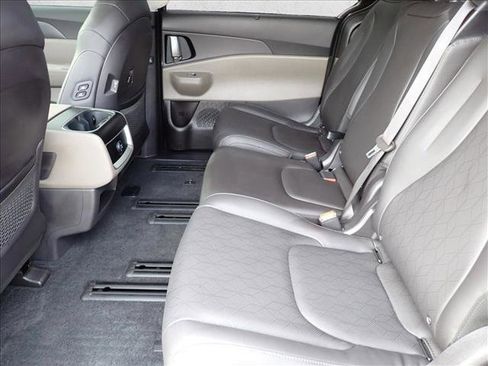 Used 2026 Kia Carnival EX image 10