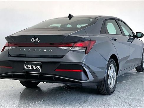 Used 2026 Hyundai Elantra SE FWD image 2