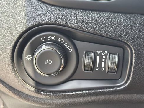 Used 2018 Jeep Renegade Latitude FWD image 34