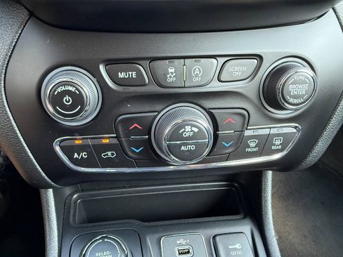 Used 2020 Jeep Cherokee Limited AWD/4WD image 23