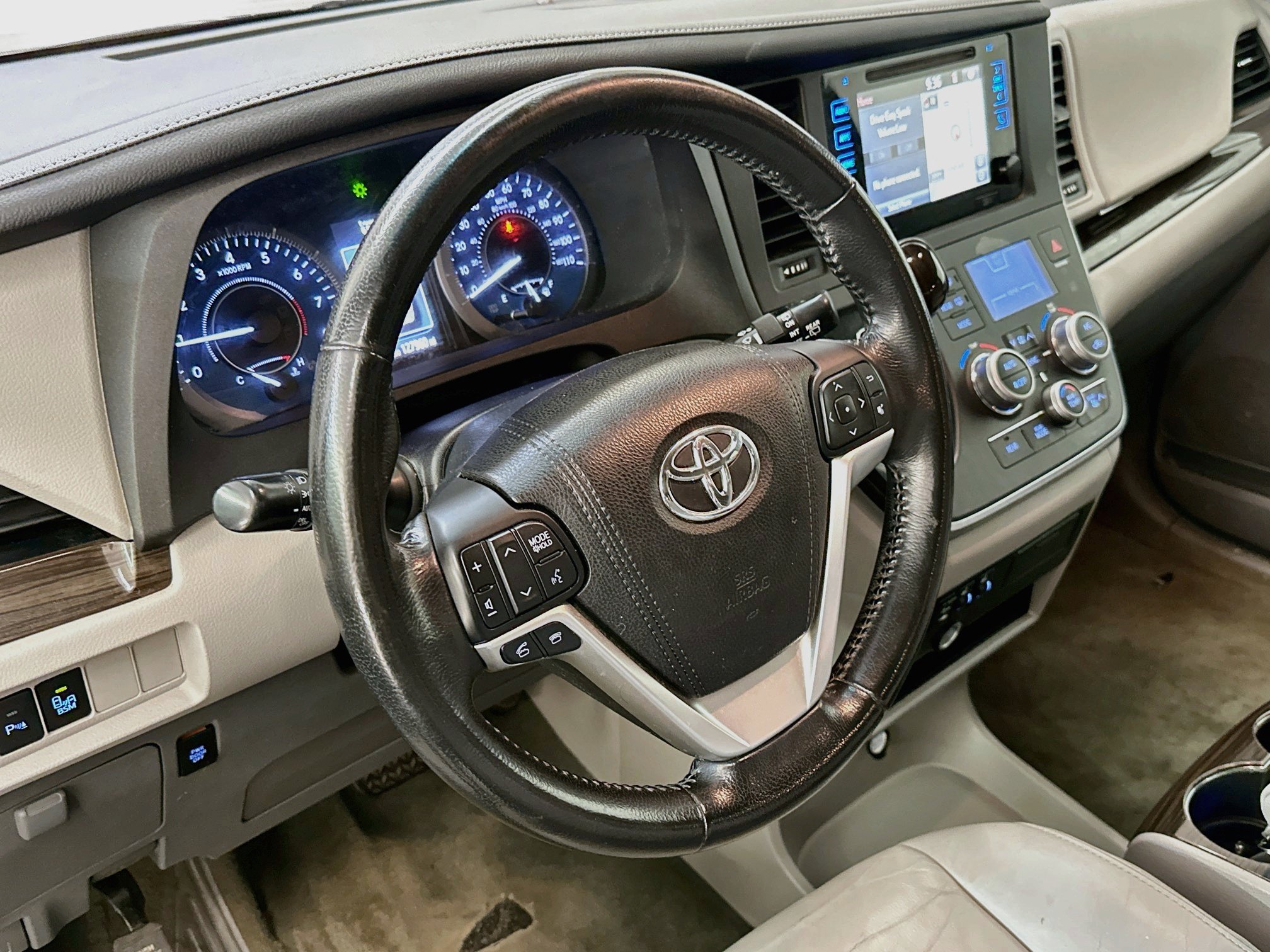 Used 2016 Toyota Sienna XLE w/ XLE Navigation Package FWD image 18