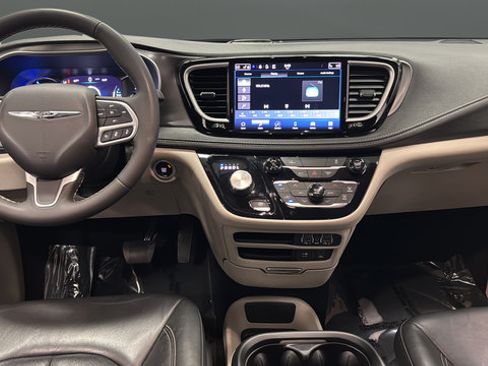Used 2022 Chrysler Pacifica Touring-L FWD image 11