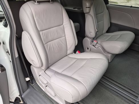 Used 2017 Toyota Sienna XLE w/ XLE Navigation Package FWD image 29