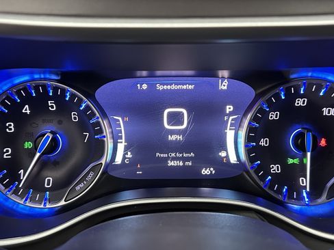 Used 2025 Chrysler Pacifica Select image 15