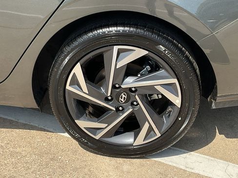Used 2025 Hyundai Elantra SEL image 8