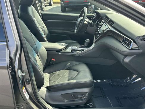Used 2018 Toyota Camry XLE image 6