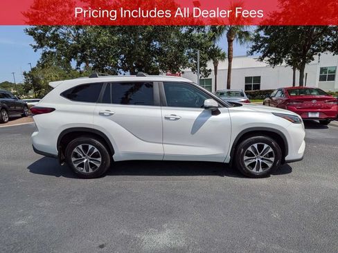 Used 2023 Toyota Highlander XLE AWD/4WD image 4