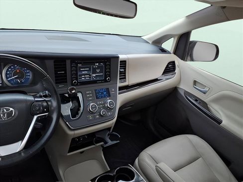 Used 2019 Toyota Sienna XLE image 10