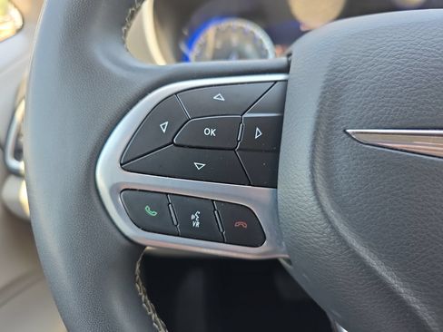 Used 2023 Chrysler Pacifica Touring-L FWD image 20