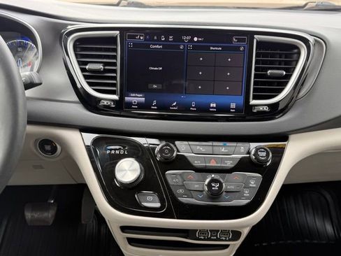 Used 2023 Chrysler Pacifica Touring-L image 28