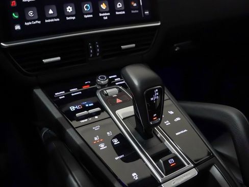 Certified 2023 Porsche Cayenne Platinum Edition image 32