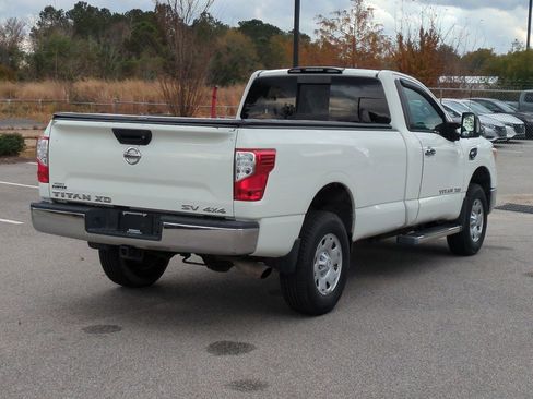 Used 2017 Nissan Titan SV image 4