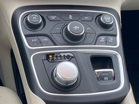 Used 2016 Chrysler 200 Limited image 10