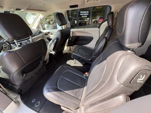 Used 2019 Chrysler Pacifica Touring-L FWD image 13
