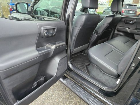 Used 2019 Toyota Tacoma TRD Sport AWD/4WD image 19