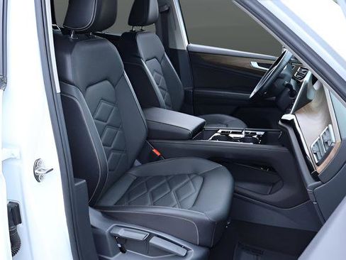 Certified 2025 Volkswagen Atlas SE FWD image 22