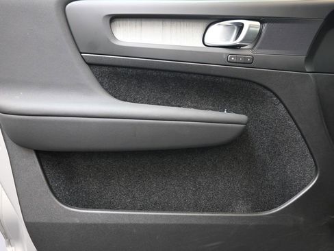 Certified 2025 Volvo XC40 B5 Core image 24