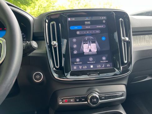 Certified 2025 Volvo XC40 B5 Core AWD/4WD image 17