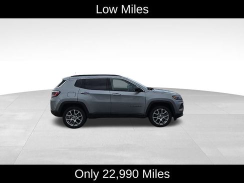 Used 2022 Jeep Compass Latitude image 2