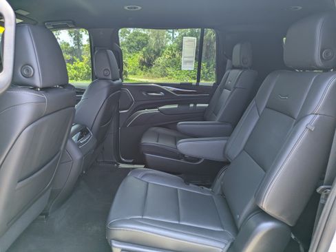 Used 2022 Cadillac Escalade ESV Luxury RWD image 12
