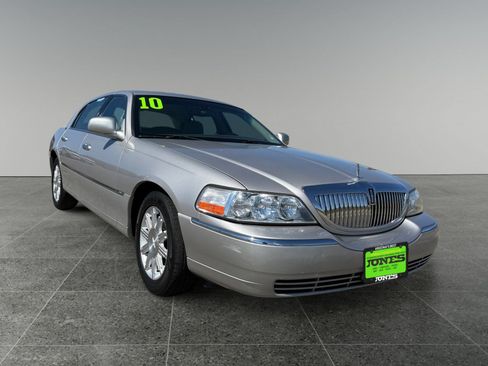 Used 2010 Lincoln Town Car Signature Limited RWD image 9