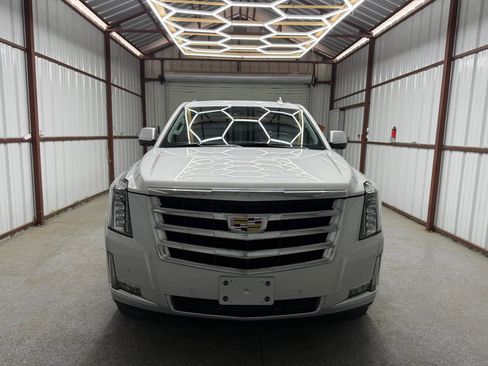 Used 2020 Cadillac Escalade Luxury AWD/4WD image 2