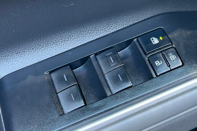 Used 2021 Toyota Highlander LE FWD image 12